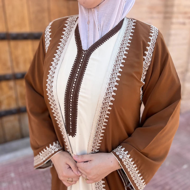 طقم تقليدي راقٍ مكوّن من كيمونو وقفطان بلمسة مغربية أصيلة ✨